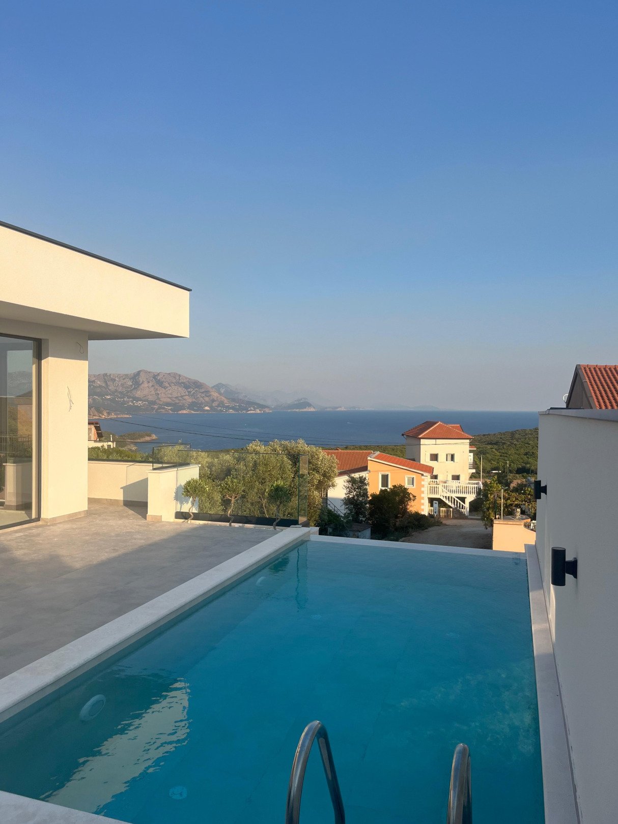 Neues, modernes Haus mit Swimmingpool und Doppelgarage in Meeresnähe – Ruhe und Stil in Kotor, Krimovice Neues, modernes Haus mit Swimmingpool und Doppelgarage in Meeresnähe – Ruhe und Stil in Kotor, Krimovice