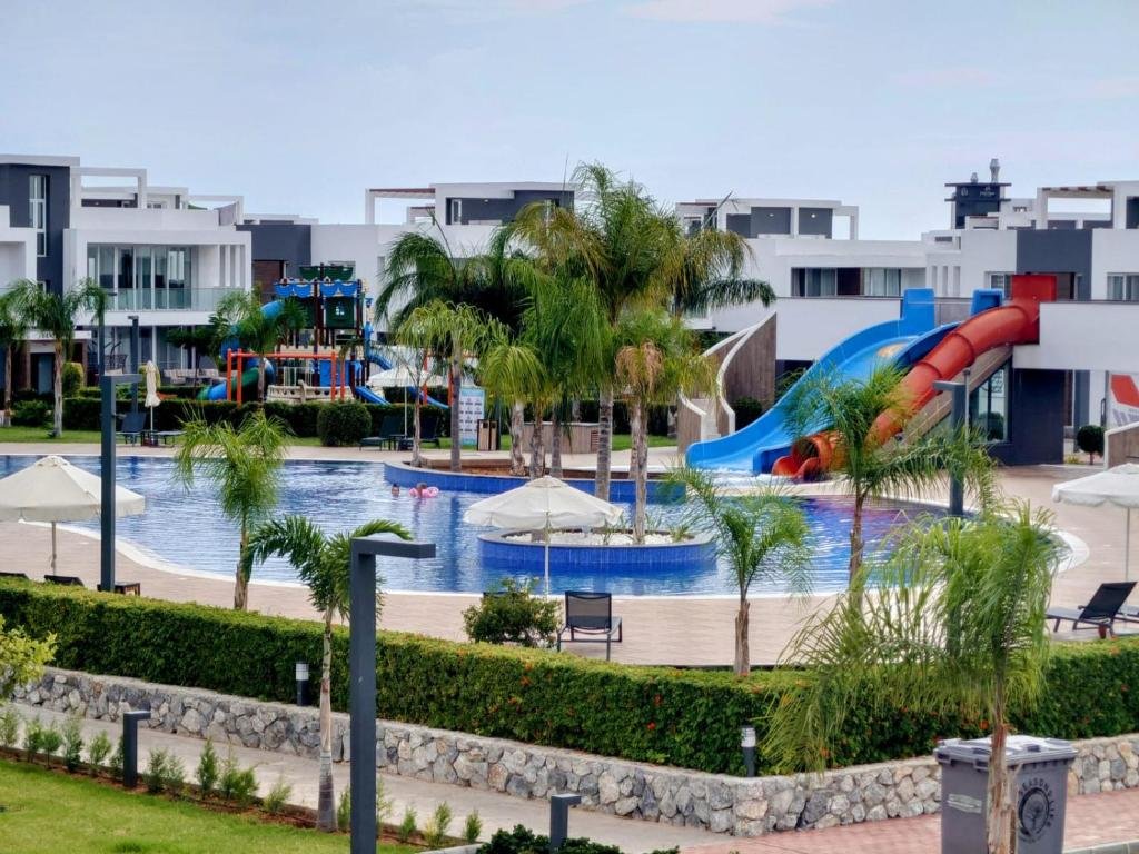 Dieses moderne Doppelhaus steht in einer der beliebtesten Wohnanlagen Nordzyperns, Four Seasons Life, an der Küste von Bogaz zum Verkauf. Die Anlage z Dieses moderne Doppelhaus steht in einer der beliebtesten Wohnanlagen Nordzyperns, Four Seasons Life, an der Küste von Bogaz zum Verkauf. Die Anlage z