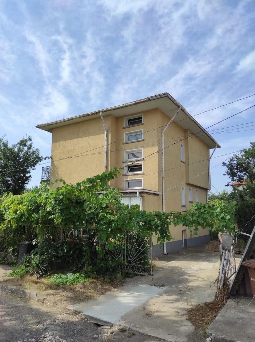 Spacious Multi-Level House with Garden in General Toshevo | 300 m² | €115,500 Spacious Multi-Level House with Garden in General Toshevo | 300 m² | €115,500