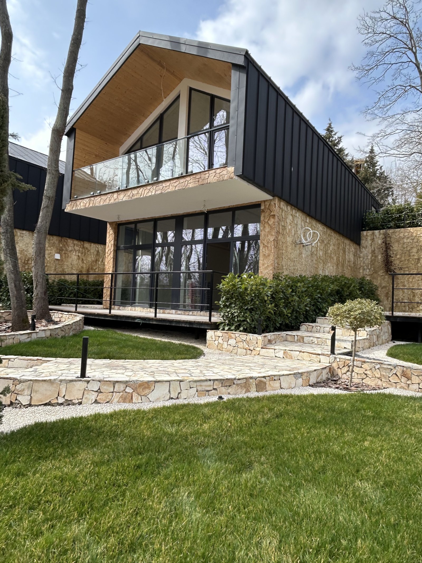 Moderne 3-Zimmer-Doppelhaushälfte im Forest Club Varna – zweistöckig mit 150 m² Moderne 3-Zimmer-Doppelhaushälfte im Forest Club Varna – zweistöckig mit 150 m²