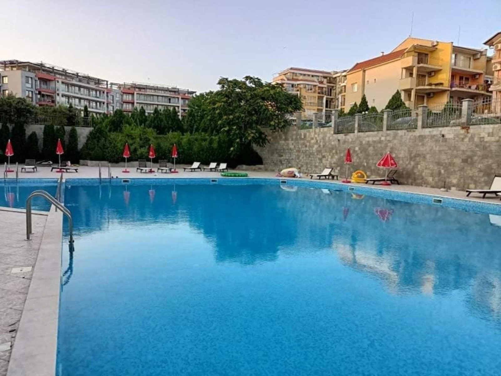 Zwei-Zimmer-Wohnung nur 100 m vom Meer entfernt im prestigeträchtigen Komplex Sun Wave in Sveti Vlas, Bulgarien. Zwei-Zimmer-Wohnung nur 100 m vom Meer entfernt im prestigeträchtigen Komplex Sun Wave in Sveti Vlas, Bulgarien.