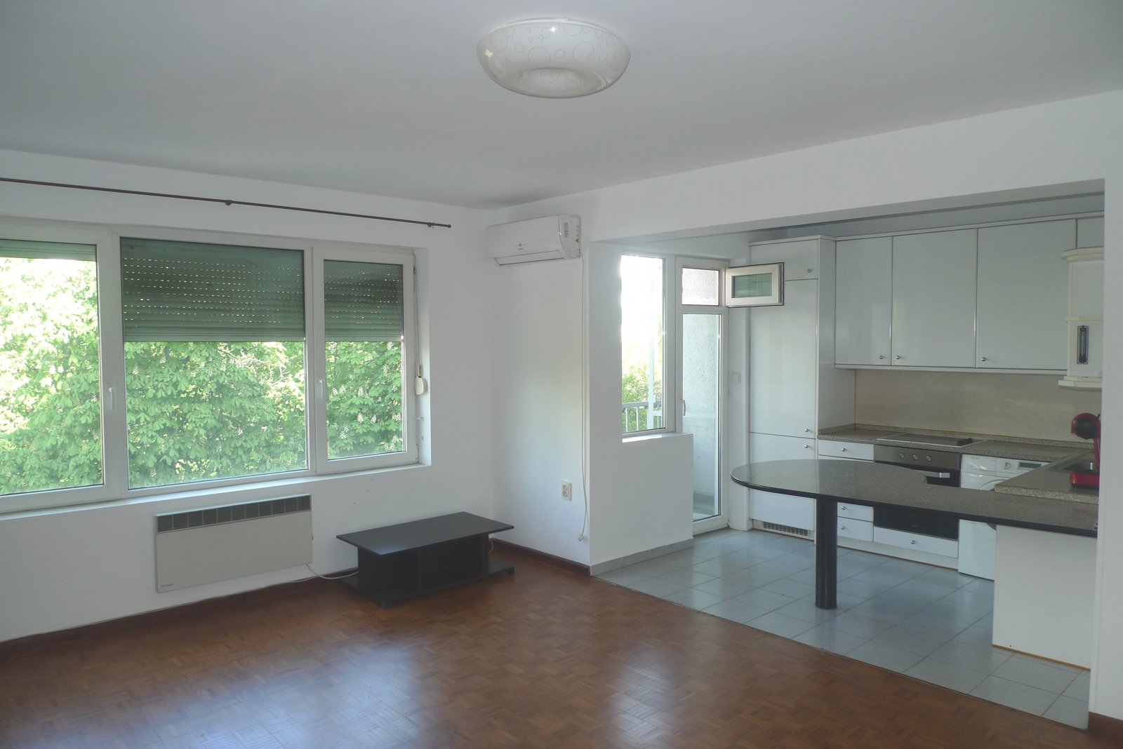 Sofia, Krasna Poljana 1, Radičevci StraßeSehr gemütliche, sonnige und funktionale 1-Zimmer-Wohnung mit vorhandenen Möbeln zu verkaufen. Sie besteht Sofia, Krasna Poljana 1, Radičevci StraßeSehr gemütliche, sonnige und funktionale 1-Zimmer-Wohnung mit vorhandenen Möbeln zu verkaufen. Sie besteht