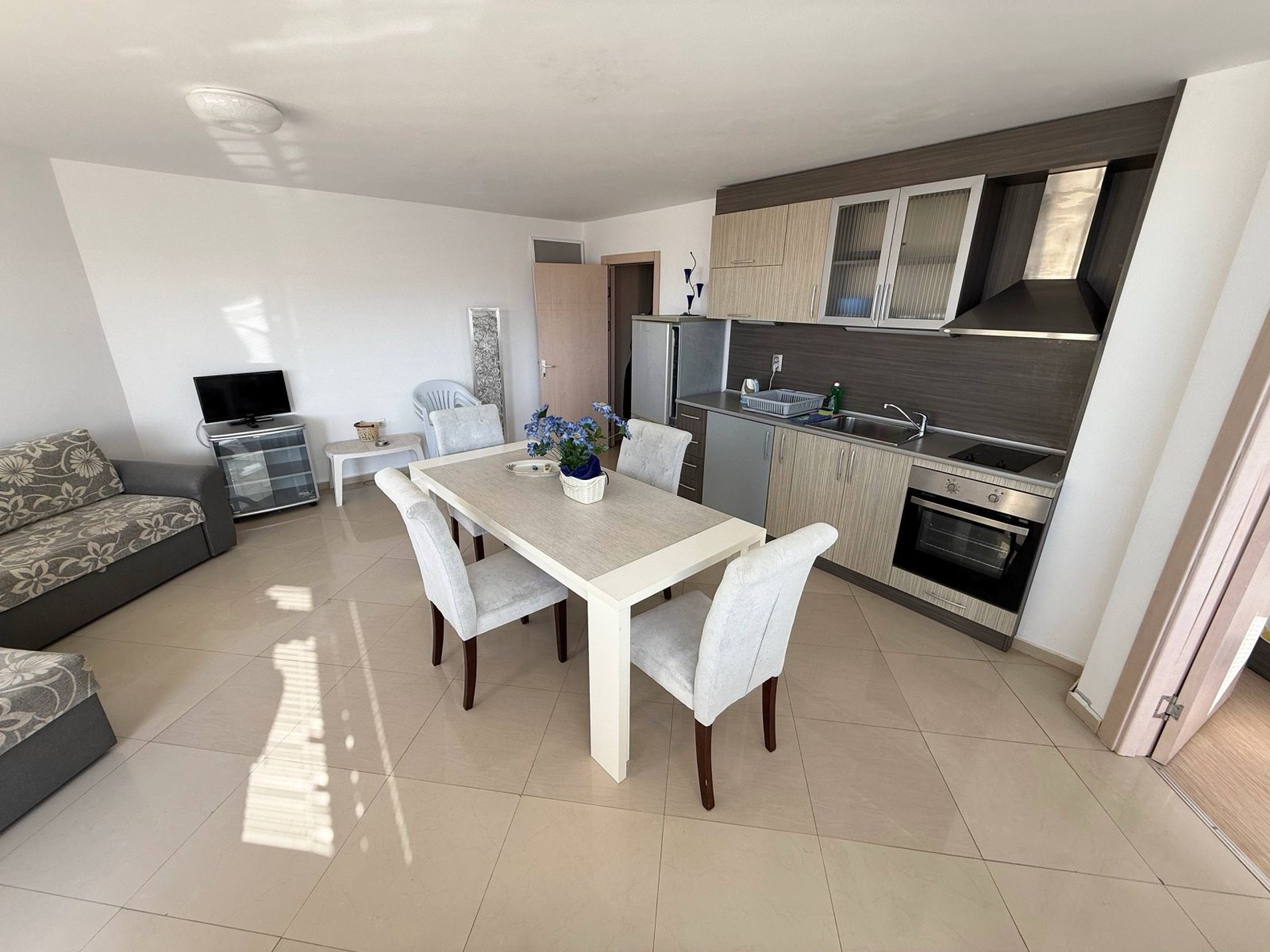 1+1 möblierte und ausgestattete Wohnung im Komplex Mariana in Pomorie, Bulgarien. 1+1 möblierte und ausgestattete Wohnung im Komplex Mariana in Pomorie, Bulgarien.