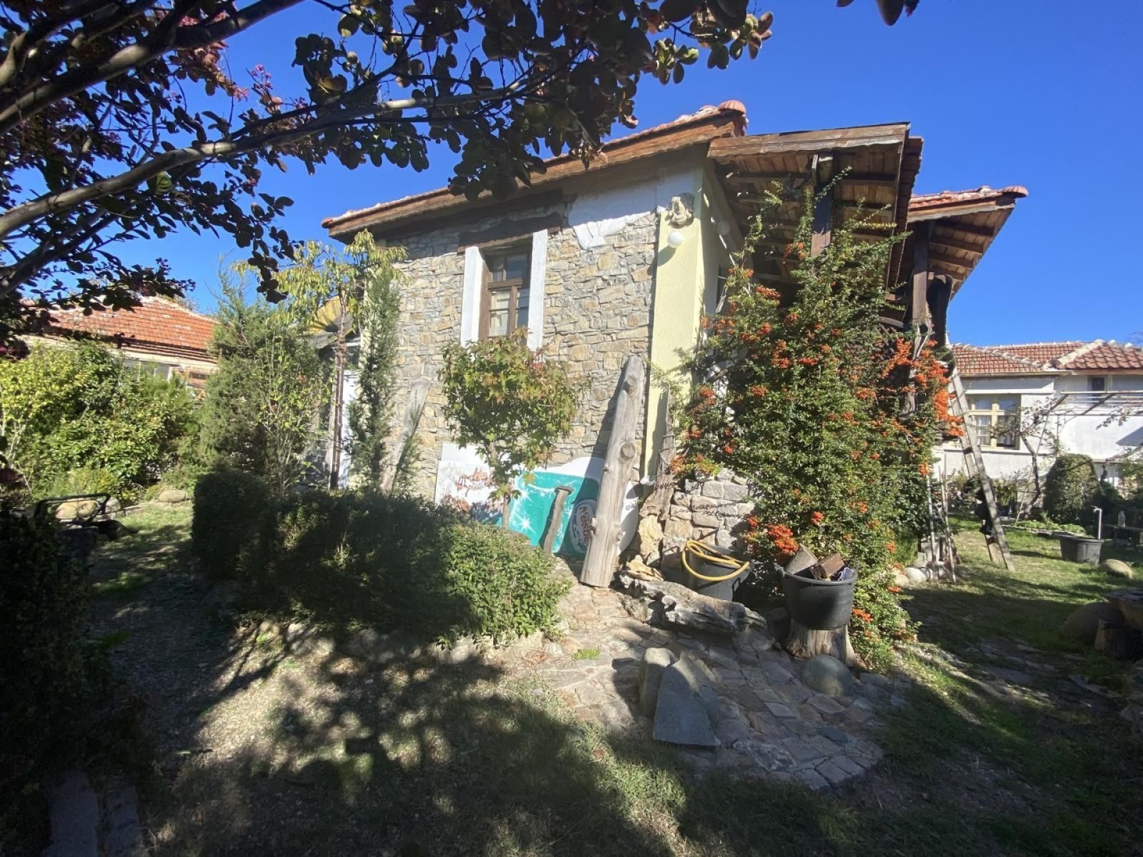 Zwei Häuser in einem Hof im malerischen Dorf Lozarevo, Gemeinde Sungurlare. Zwei Häuser in einem Hof im malerischen Dorf Lozarevo, Gemeinde Sungurlare.